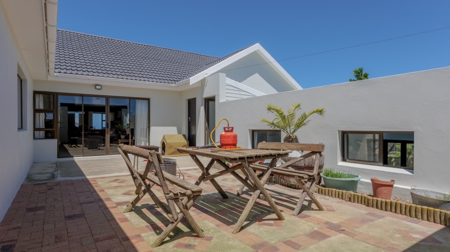 4 Bedroom Property for Sale in Struisbaai Western Cape